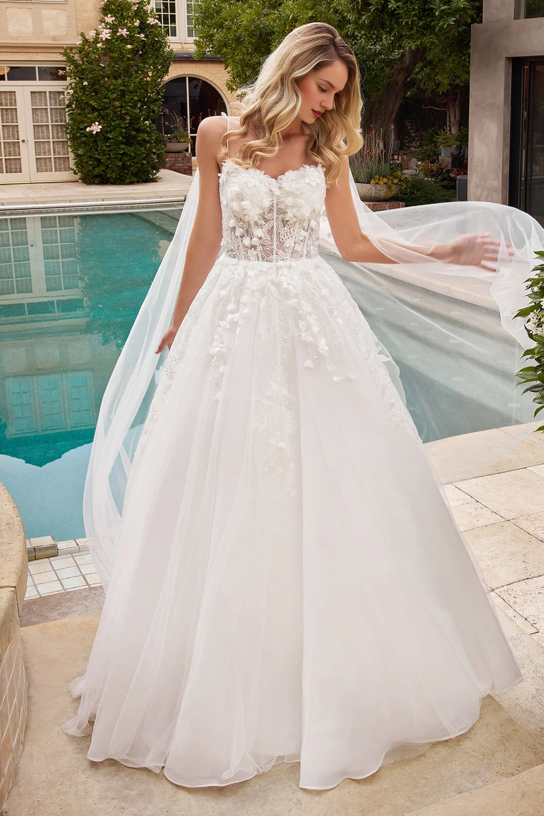 Abito da sposa lungo senza maniche con mantella e decalcomania floreale 3D